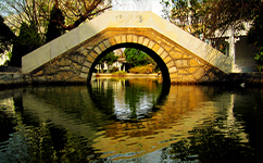 文化標(biāo)識(shí)：校名題寫 / 校徽設(shè)計(jì)