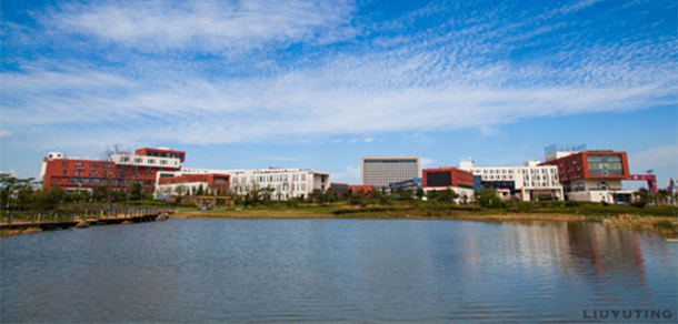 大學(xué)校志：校名、校標(biāo)、校訓(xùn)、?；?、校旗、校歌