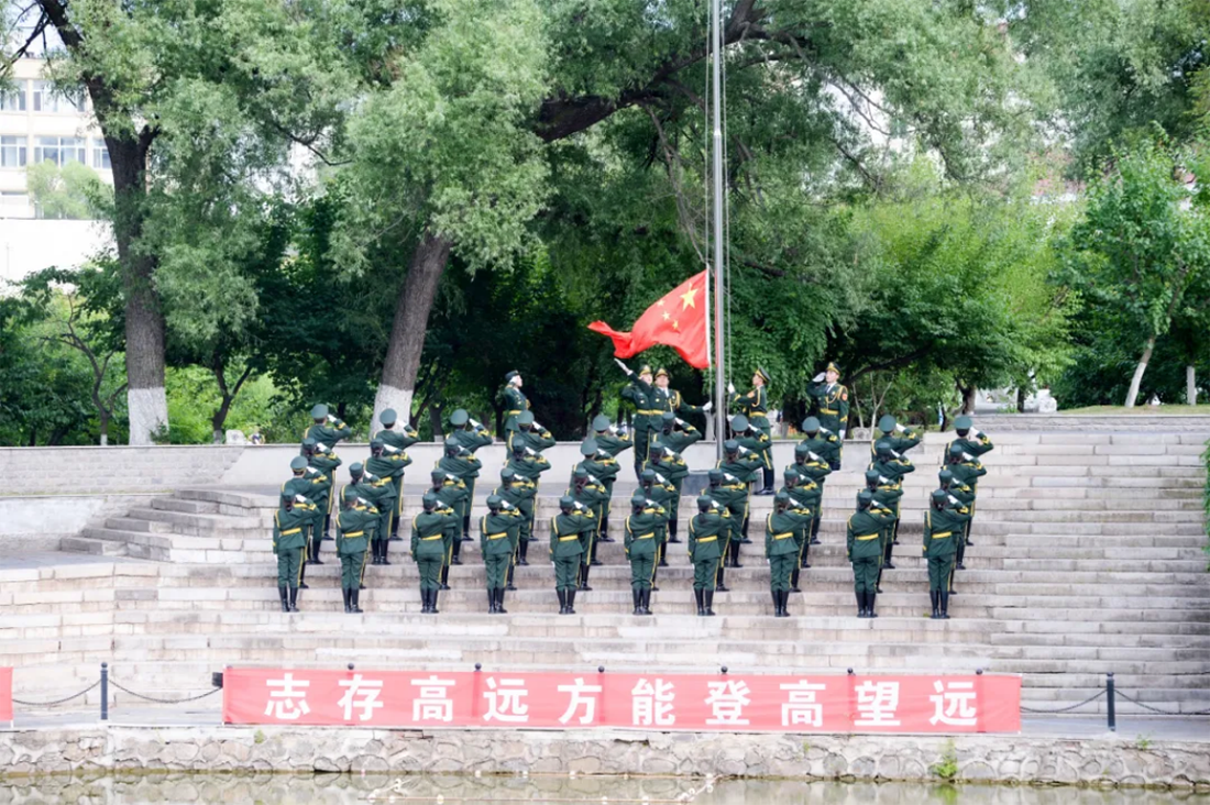 再見，小何