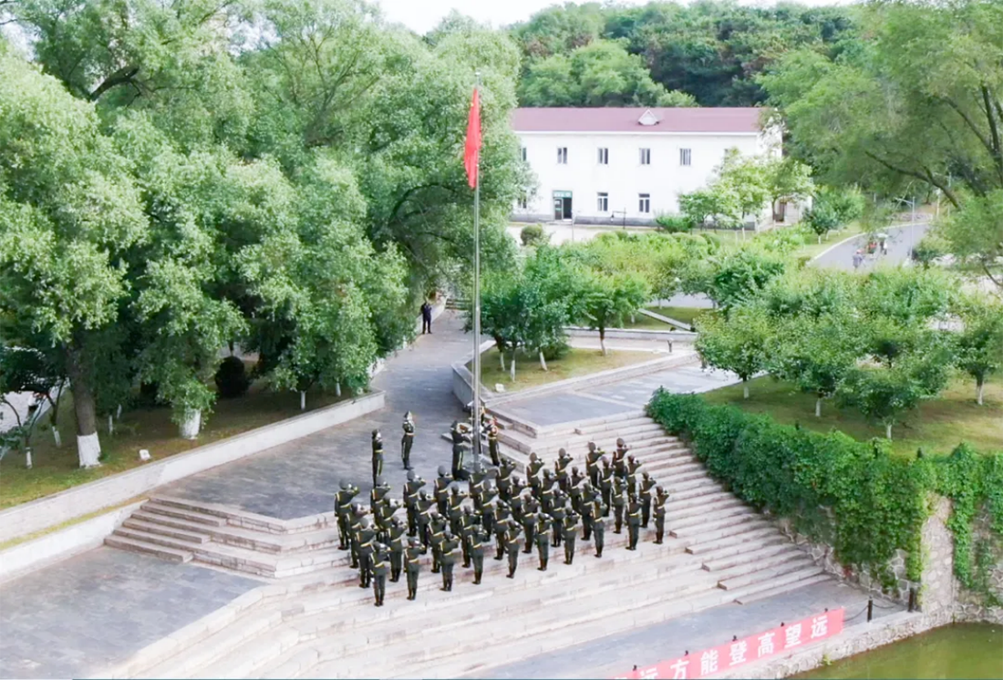 再見，小何
