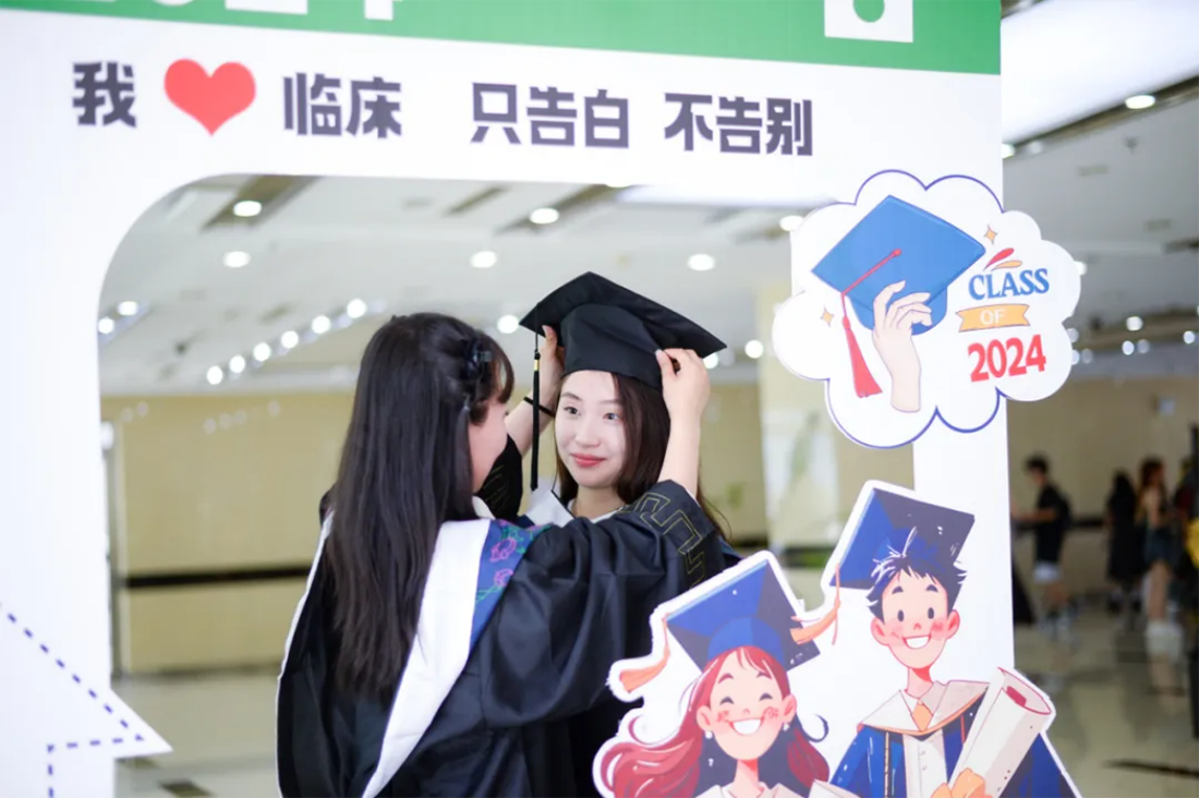再見，小何
