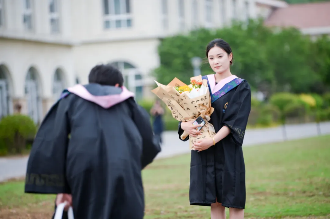再見，小何