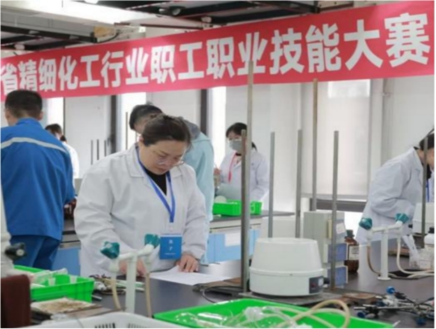 教師參加遼寧省精細(xì)化工行業(yè)職工技能大賽